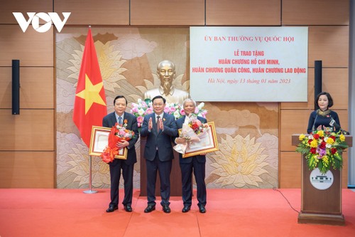 Chủ tịch Quốc hội Vương Đình Huệ trao Huân chương bậc cao tặng nguyên lãnh đạo Quốc hội và lãnh đạo Quốc hội - ảnh 1