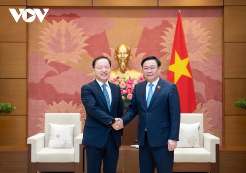 Chủ tịch Quốc hội Vương Đình Huệ tiếp Tổng giám đốc phụ trách tài chính Công ty Samsung Electronics - ảnh 1