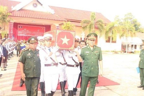 Tiếp nhận, hồi hương 16 hài cốt các liệt sĩ, quân tình nguyện Việt Nam hy sinh tại Nam Lào - ảnh 1
