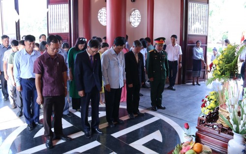 Dâng hương tưởng niệm Chủ tịch Hồ Chí Minh tại Lào - ảnh 1