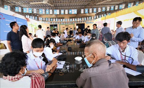 Y bác sĩ thiện nguyện Việt Nam khám bệnh, cấp thuốc miễn phí cho người dân Campuchia - ảnh 1