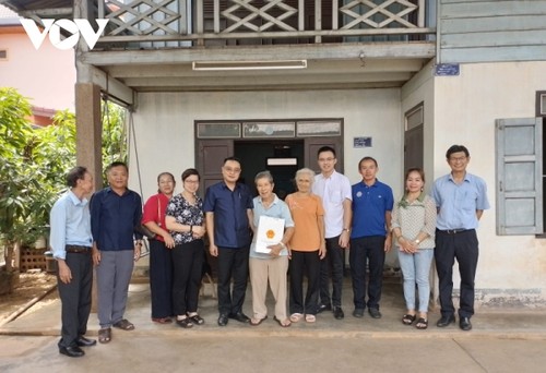 Tổng lãnh sự quán Việt Nam tại Pakse (Lào) tổ chức các hoạt động nhân Ngày Thương binh - Liệt sỹ - ảnh 1