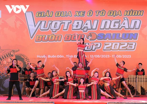 Các tay đua Việt Nam và quốc tế tham dự Giải đua xe ôtô địa hình “Thử thách vượt Đại Ngàn - Buôn Đôn“ - ảnh 1