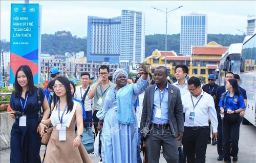 Đoàn đại biểu tham dự Hội nghị Nghị sĩ trẻ toàn cầu lần thứ 9 tham quan Vịnh Hạ Long - ảnh 1