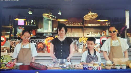 Vua đầu bếp Christine Hà cùng các bé khiếm thị làm bánh Trung thu - ảnh 1