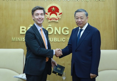 Bộ trưởng Bộ Công an Tô Lâm tiếp Đại sứ Liên minh châu Âu tại Việt Nam - ảnh 1