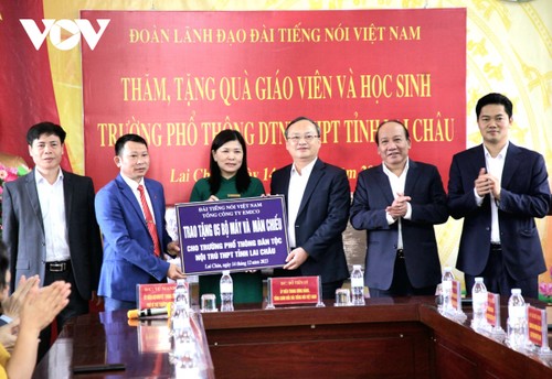 Đài Tiếng nói Việt Nam tặng quà cho học sinh dân tộc nội trú tỉnh Lai Châu - ảnh 1