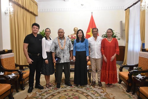 Đoàn thân nhân nhà chí sĩ yêu nước Kỳ Đồng Nguyễn Văn Cẩm về thăm quê hương Việt Nam - ảnh 1