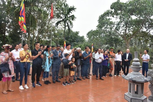 Đoàn thân nhân nhà chí sĩ yêu nước Kỳ Đồng Nguyễn Văn Cẩm về thăm quê hương Việt Nam - ảnh 2