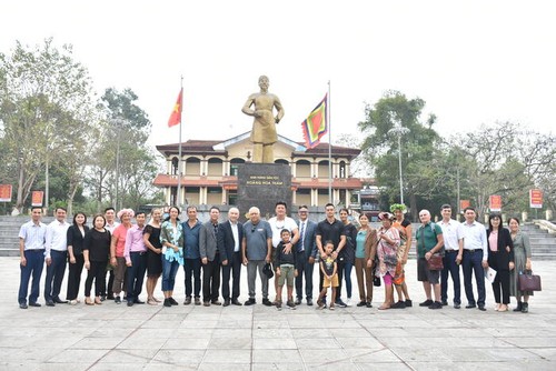 Đoàn thân nhân nhà chí sĩ yêu nước Kỳ Đồng Nguyễn Văn Cẩm về thăm quê hương Việt Nam - ảnh 3