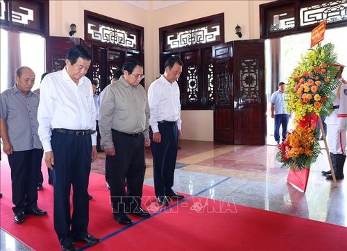 Thủ tướng Phạm Minh Chính dâng hương tưởng nhớ Chủ tịch Hội đồng Bộ trưởng Phạm Hùng và Thủ tướng Võ Văn Kiệt - ảnh 1