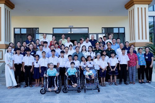 Thủ tướng thăm, tặng quà trẻ em, người tàn tật, thương binh tại Quảng Bình - ảnh 1