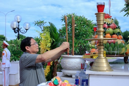 Thủ tướng Phạm Minh Chính dâng hương, viếng Đại tướng Võ Nguyên Giáp và các anh hùng, liệt sĩ - ảnh 1