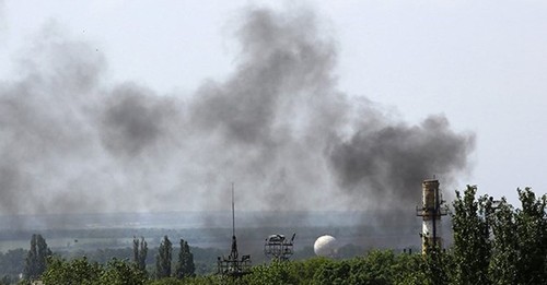 В Донецке продолжаются ожесточенные столкновения между ополченцами и нацгвардией Украины  - ảnh 1