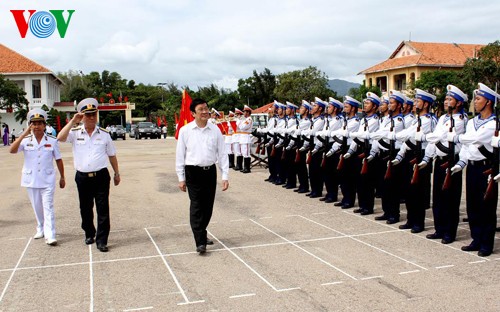 Президент СРВ Чыонг Тан Шанг посетил подразделения ВМС в Камране - ảnh 1