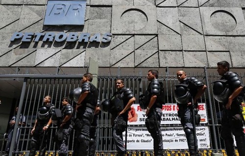 Политическую жизнь Бразилии потрясает скандал с коррупцией в корпорации Petrobras  - ảnh 1