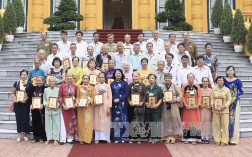 Данг Тхи Нгок Тхинь приняла людей, имеющих заслуги перед Отечеством из провинции Виньлонг - ảnh 1