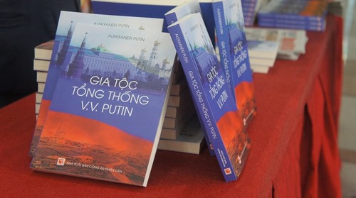 Презентация книги "Род Президента В.В. Путина" на вьетнамском языке - ảnh 1