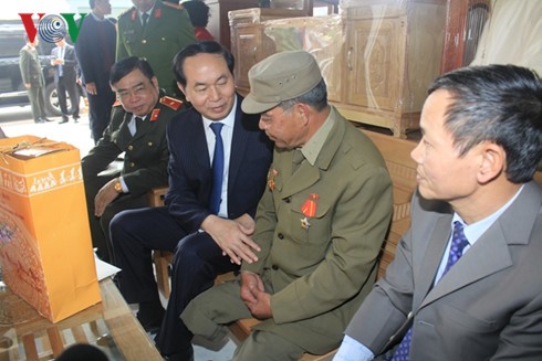 Чан Дай Куанг посетил и поздравил военнослужащих и жителей Хайфона с Новым годом - ảnh 2