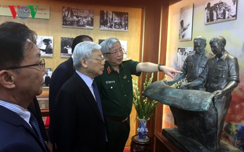 Нгуен Фу Чонг зажёг благовония в память о генерале армии Нгуен Чи Тхане - ảnh 1