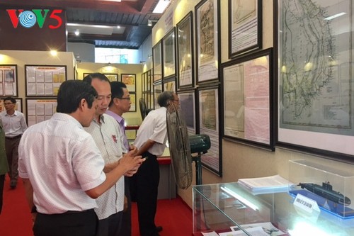 В городе Хюэ открылась выставка, посвящённая суверенитету Вьетнама над островами Хоангша и Чыонгша - ảnh 1