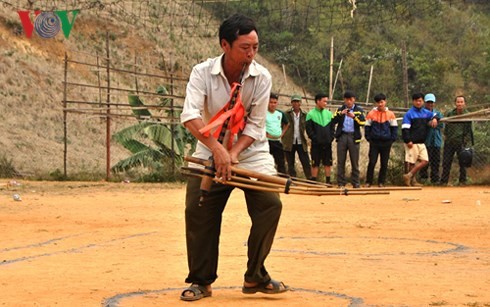 Духовой музыкальный инструмент “Кхен” - культурная особенность народности Монг - ảnh 1