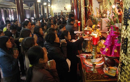 Вьетнамская традиция посещения пагод и храмов в начале нового года - ảnh 1