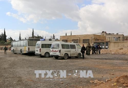В Сирии открыт дополнительный пункт пропуска для выхода мирных жителей из Восточной Гуты - ảnh 1