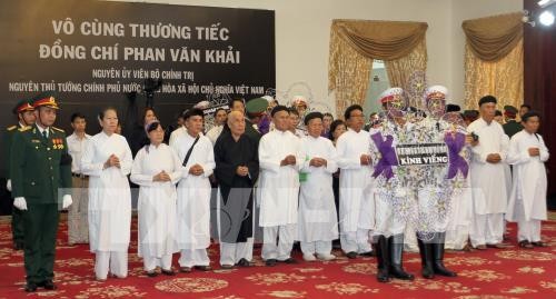 Вьетнамцы выражают глубокую скорбь в связи с кончиной экс-премьера страны Фан Ван Кхая - ảnh 1