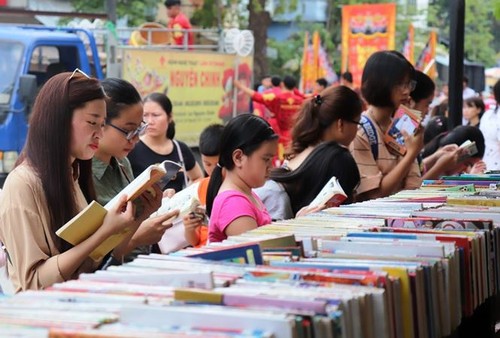 В провинции Тхыатхиен-Хюэ открылась первая книжная улица  - ảnh 1