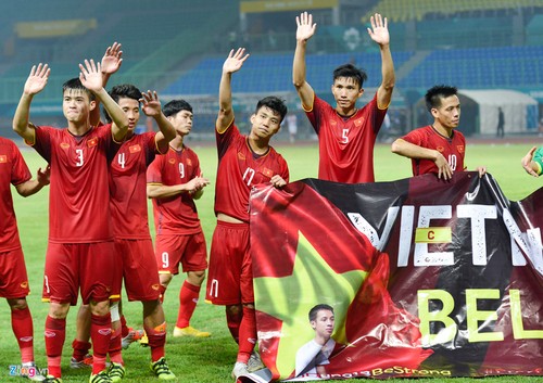 Азиатские СМИ воспевают историческую победу молодёжной сборной Вьетнама по футболу над Бахрейном - ảnh 1