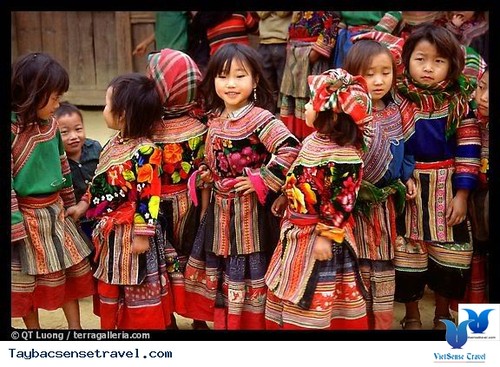 Разноцветная традиционная женская одежда нацменьшинств в провинции Шонла  - ảnh 3