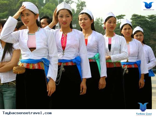 Разноцветная традиционная женская одежда нацменьшинств в провинции Шонла  - ảnh 2