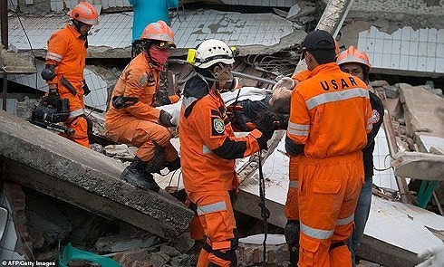 Число погибших в результате землетрясения и цунами в Индонезии достигло примерно 1300 человек - ảnh 1