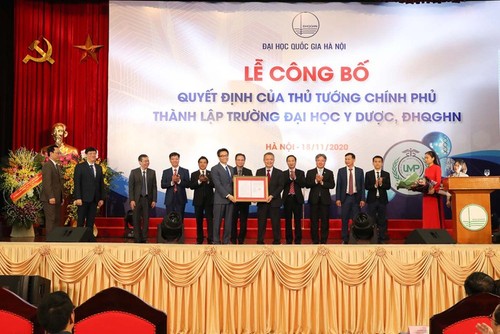 Вице-премьер Вьетнама Ву Дык Дам принял участие в церемонии опубликования решения о создании Медицинско-фармацевтического университета - ảnh 1