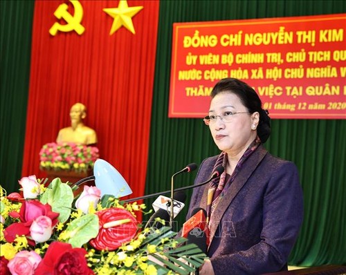Председатель НС СРВ Нгуен Тхи Ким Нган провела рабочую встречу с командованием 4-го военного округа  - ảnh 1