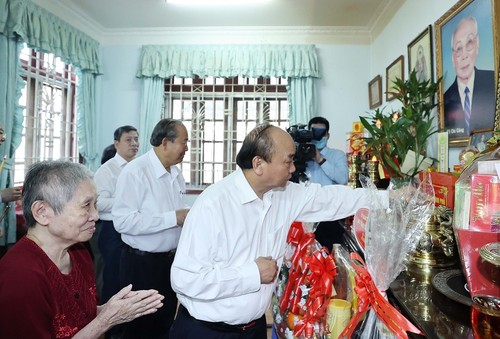 Премьер-министр Нгуен Суан Фук зажёг благовония в память о покойных руководителях Партии и Государства Вьетнама  - ảnh 1
