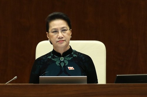 Парламент утвердил освобождение Нгуен Тхи Ким Нган от должностей председателя Национального собрания и Национального избирательного совета - ảnh 1