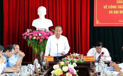 Вице-премьер Чыонг Хоа Бинь проверил ход подготовки к предстоящим выборам в провинции Виньлонг - ảnh 1