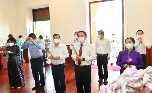 Воскурение благовоний в память о президент Хо Ши Мине и президенте Тон Дык Тханге  - ảnh 1