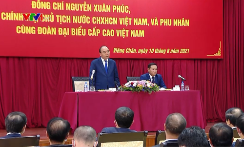 Президент Вьетнама Нгуен Суан Фук посетил посольство Вьетнама в Лаосе  - ảnh 1