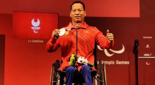 Вьетнамский спортсмен Ле Ван Конг завоевал серебряную медаль на паралимпийских играх 2020 в Токио - ảnh 1