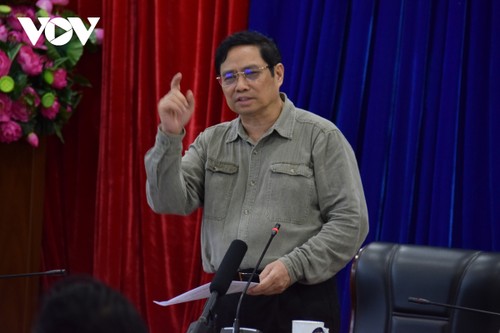 Премьер-министр Фам Минь Чинь проверил работу по профилактике и борьбе с COVID-19 в провинции Биньзыонг - ảnh 1