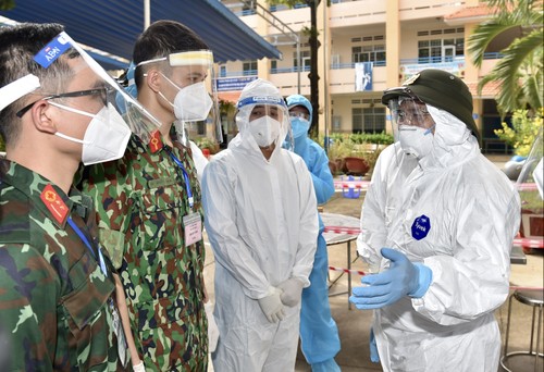 Премьер-министр Фам Минь Чинь по видеосвязи проверил работу по профилактике и борьбе с эпидемией COVID-19  - ảnh 1
