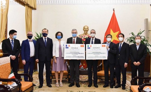 Франция и Италия предоставили Вьетнаму 1,5 млн доз вакцин против COVID-19 - ảnh 1