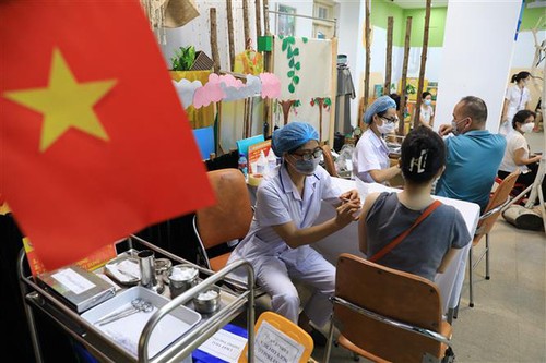 98% населения Вьетнама были привиты первой дозой вакцины против COVID-19 - ảnh 1