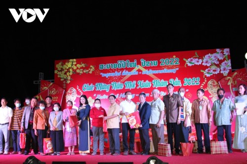 Новогодние подарки переданы вьетнамским эмигрантам в Лаосе - ảnh 1