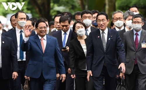 Японские СМИ активно освещают визит премьер-министра Фумио Кисиды во Вьетнам - ảnh 1