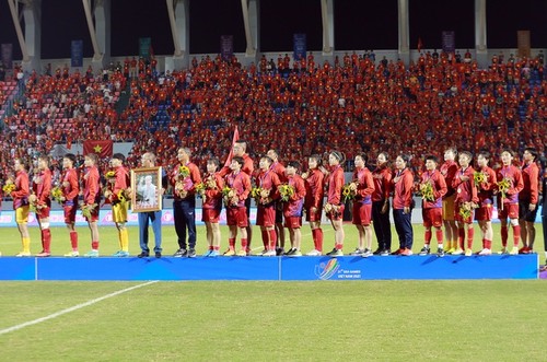 Президент Нгуен Суан Фук поздравил женскую сборную Вьетнама по футболу  - ảnh 1