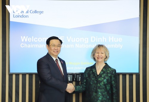 Председатель Нацсобрания Выонг Динь Хюэ принял руководителя Имперского колледжа Лондона - ảnh 1
